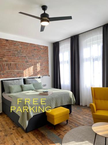 2 queen beds, 1 double bed, 2 sofa beds