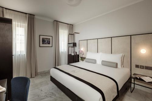 Double or Twin Room with City View image 3