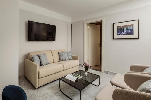 Deluxe Triple Room image 3