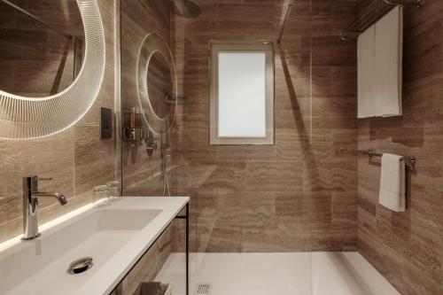 Double or Twin Room image 4