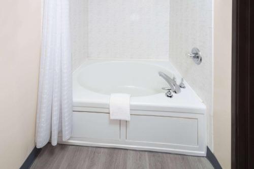 ห้องน้ำ, Super 8 by Wyndham McHenry/Fox Lake Area in แมคเฮนรี (IL)