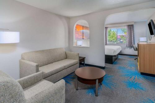 Days Inn by Wyndham Los Lunas - image 6