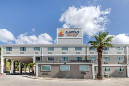Comfort Suites Airport North - image 9