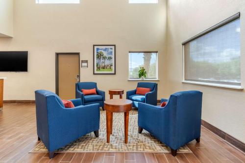 Comfort Suites Airport North - image 14