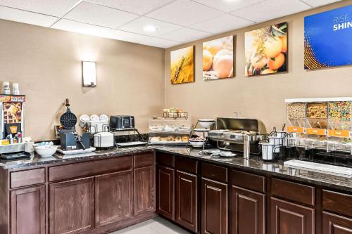 Comfort Inn & Suites - image 6
