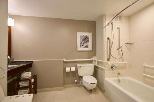 DoubleTree by Hilton Minneapolis Airport, MN Room Type - King Room - Hearing Access