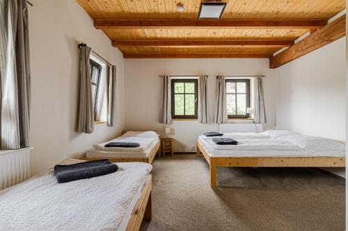 1 double bed, 2 bunk beds