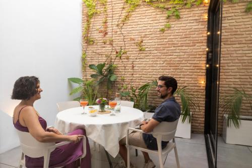 LeonAlba House Private Villa Private rooftop Private Pool Private Andalusian Courtyard Free Parking BBQ 8 Guests, Кордова (фото 8)
