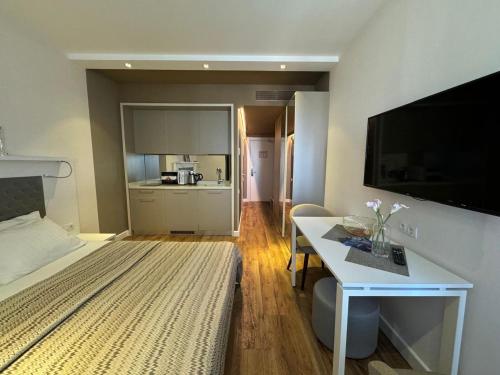 Alliance palace courtyard sea view