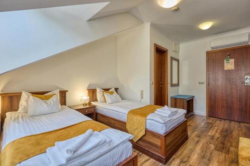 2 twin beds