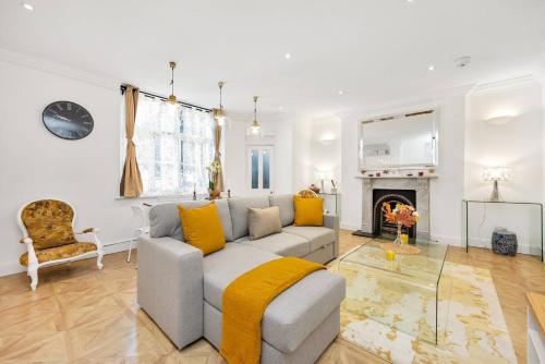 Picture of Victorian- London 3 Bedroom 2 Bathroom Apartment