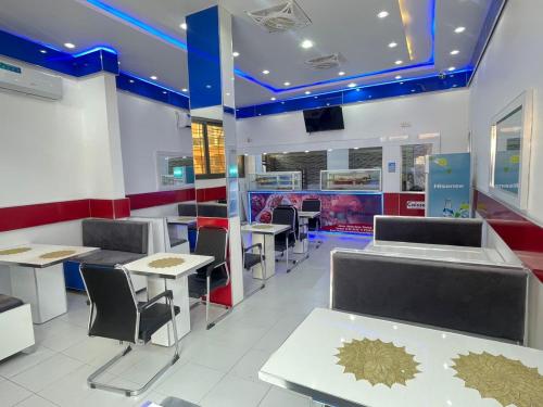 Restoranas, Résidence Cheikh Mahy Cisse Appartements, studios et chambres a louer meublé et climatisé (Residence Cheikh Mahy Cisse Appartements, studios et chambres a louer meuble et climatise) in Djiloris