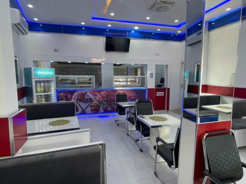 Restoranas, Résidence Cheikh Mahy Cisse Appartements, studios et chambres a louer meublé et climatisé (Residence Cheikh Mahy Cisse Appartements, studios et chambres a louer meuble et climatise) in Djiloris