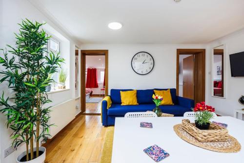 West Kensington 2BR Sleeps 7 Steps to Tube - image 5