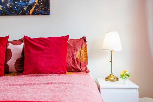 West Kensington 2BR Sleeps 7 Steps to Tube - image 7