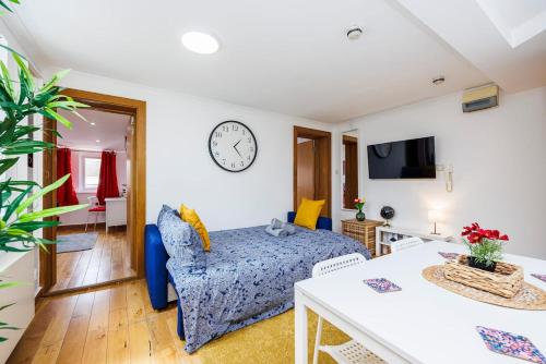 West Kensington 2BR Sleeps 7 Steps to Tube - image 3