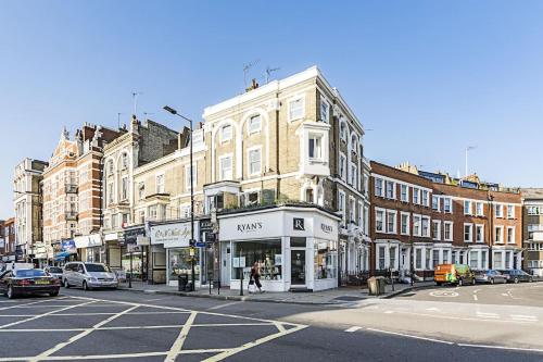 Elegant 1BR Heathrow Direct West Kensington - image 11