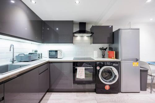 Elegant 1BR Heathrow Direct West Kensington - image 2