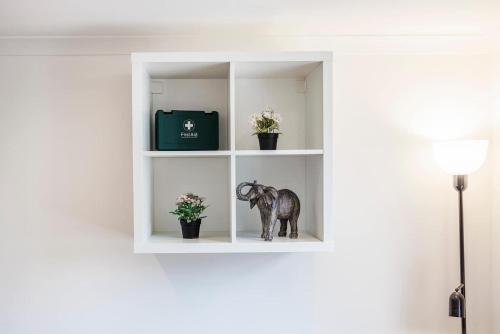Cosy 1BR Flat West Kensington Sleeps 5 London - image 3
