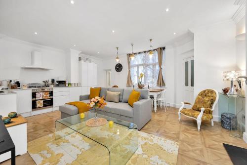 Picture of Victorian- London 3 Bedroom 2 Bathroom Apartment