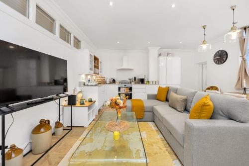 Picture of Victorian- London 3 Bedroom 2 Bathroom Apartment