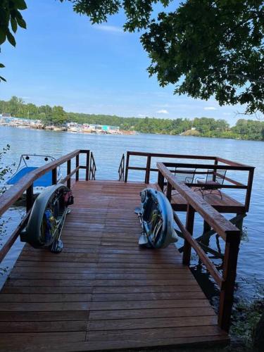 Nice little cabin at the lake in Lexington, USA