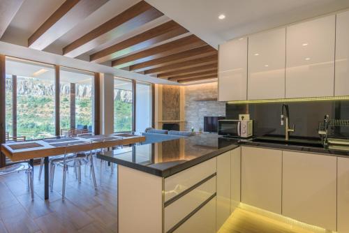 廚房, Vantage - 2 BR Apt by The Valley in Kfardebian in 法拉雅