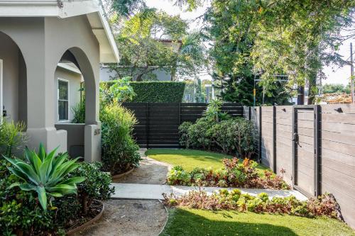 Cozy LA Getaway with Hot Tub, 10 min to Beach in Los Angeles, USA