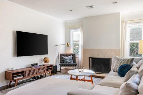 Cozy LA Getaway with Hot Tub, 10 min to Beach in Los Angeles, USA