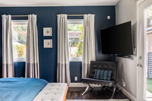 Cozy LA Getaway with Hot Tub, 10 min to Beach in Los Angeles, USA