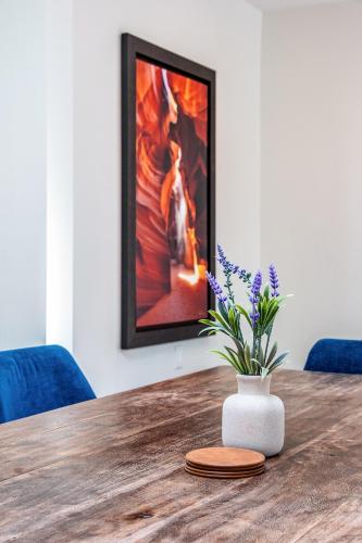 Cozy LA Getaway with Hot Tub, 10 min to Beach in Los Angeles, USA