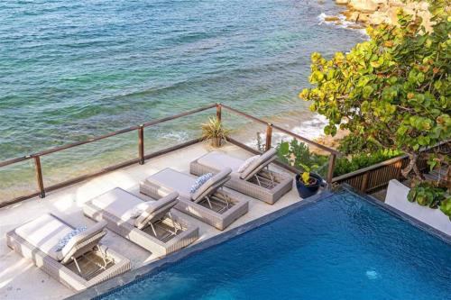 Beachfront Gem Luxury Villa with Infinity Pool in Vega Alta