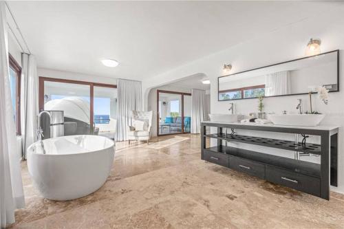 Beachfront Gem Luxury Villa with Infinity Pool in Vega Alta