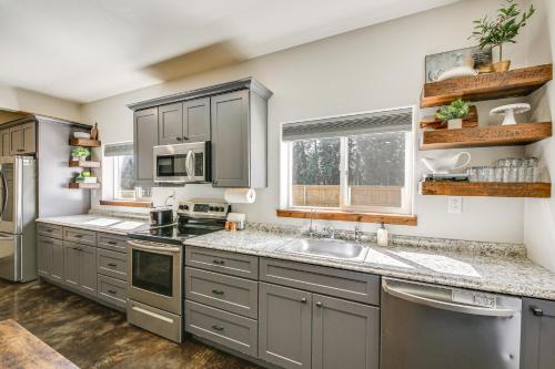 Idaho Retreat with Fire Pit - 2 Mi to McArthur Lake in Sandpoint (ID)