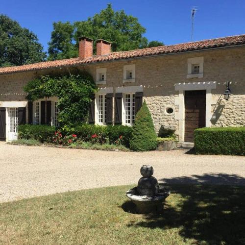 Stylish rural home with pool sleeps 14 guests gîte à louer Brie-sous-Chalais