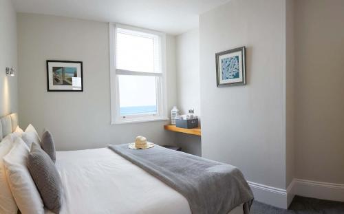 Beachfront Apartment Chloe - Right On The Front - Beautifully Furnished - Light Bright And Airy