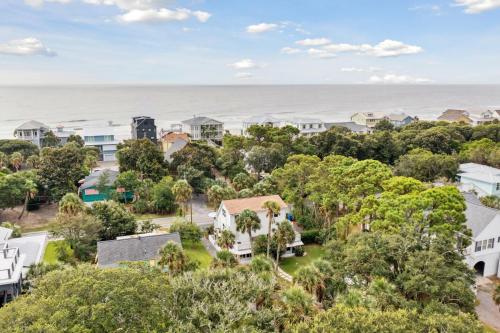 Upper Level of Duplex-Short Walk to Beach & Washout Prime Surfing Spot in Folly Beach, USA