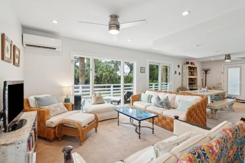 Upper Level of Duplex-Short Walk to Beach & Washout Prime Surfing Spot in Folly Beach, USA