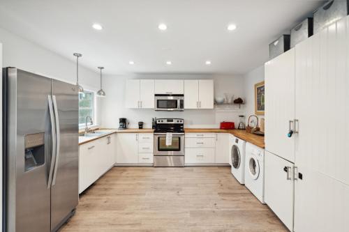 Upper Level of Duplex-Short Walk to Beach & Washout Prime Surfing Spot in Folly Beach, USA