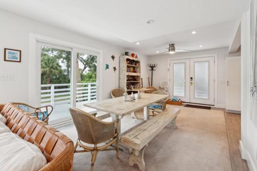 Upper Level of Duplex-Short Walk to Beach & Washout Prime Surfing Spot in Folly Beach, USA