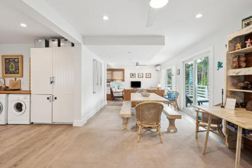 Upper Level of Duplex-Short Walk to Beach & Washout Prime Surfing Spot in Folly Beach, USA