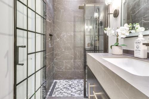 Kalispell Gem Deck, Yard and Fireplace