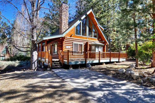 No. 16 Pine Lodge Outdoor Spa in Big Bear Lake, USA