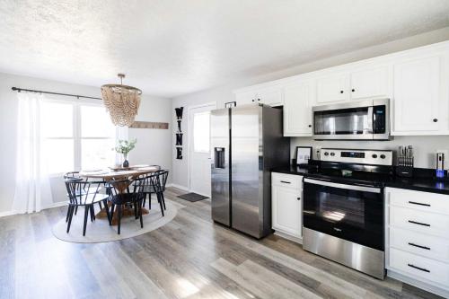 Ohio Wine Country Home, sleeps 8 in Geneva, USA