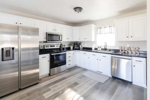 Ohio Wine Country Home, sleeps 8 in Geneva, USA