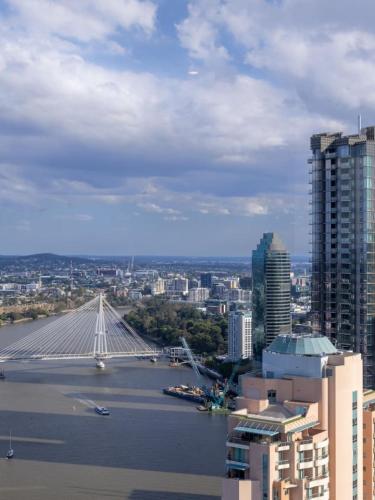 Luxury 3BR Suite Stunning Skyline-River-View at CBD - image 2
