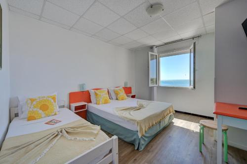 1 queen bed, 2 twin beds