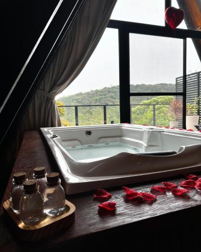 Hot tub, Chale Guiados Pelo Alto in São Pedro De Alcântara