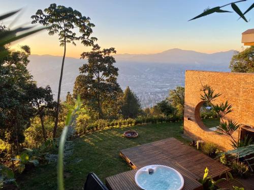Hilltop Enchanting Villa with Stunning Views & Jacuzzi, Medellín (Foto 4)