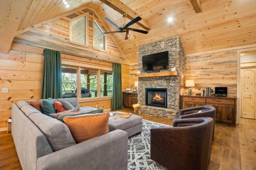 Beaumont - Lux Mountain View Cabin with Hot Tub in Ellijay, USA